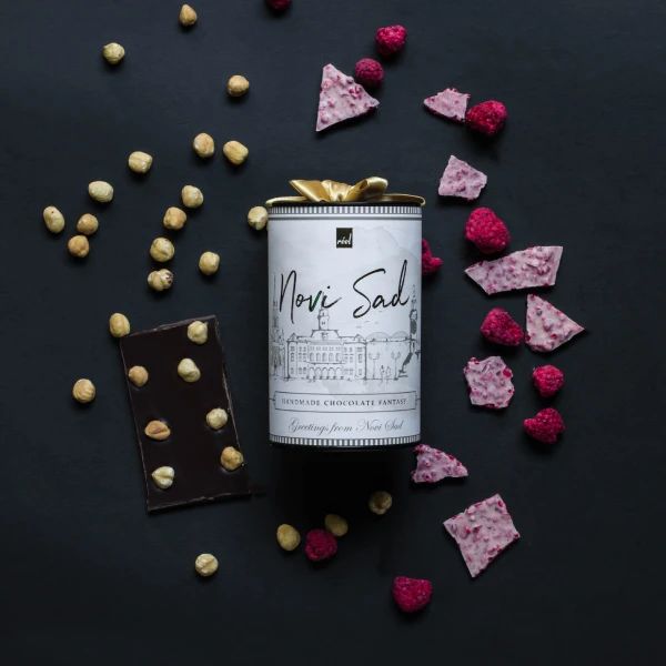 Reel čokoladni suvenir Novi Sad sa malinom i komadima lešnika 150g - Slika 1