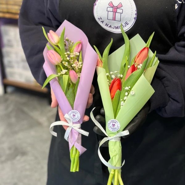 Buket od 5 lala ukrašen gipsofilom - Slika 1