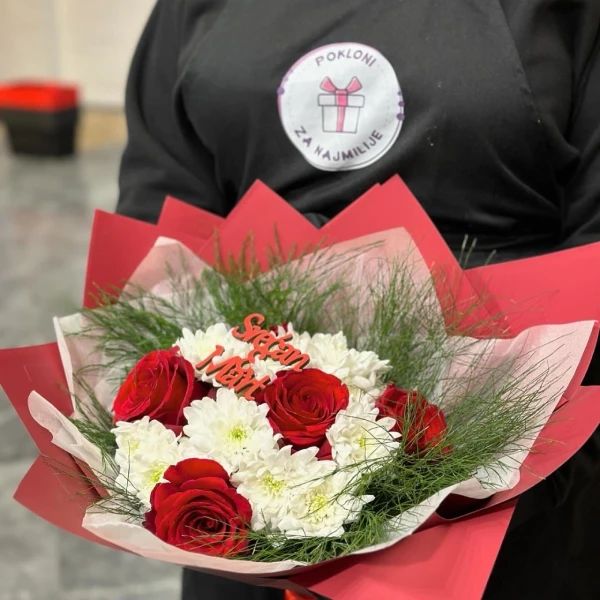 Buket Srećan 8. mart od crvenih ruža i hrizantema - Slika 1