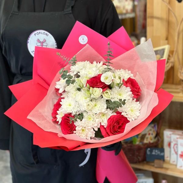 Buket za 8. mart od crvenih i belih ruža i hrizantema - Slika 1