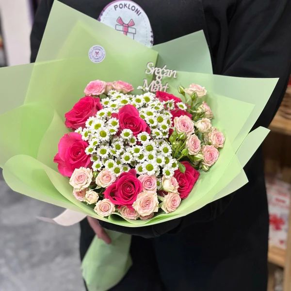 Buket sa roze i pink ružama  u ukrasnom papiru - Slika 1