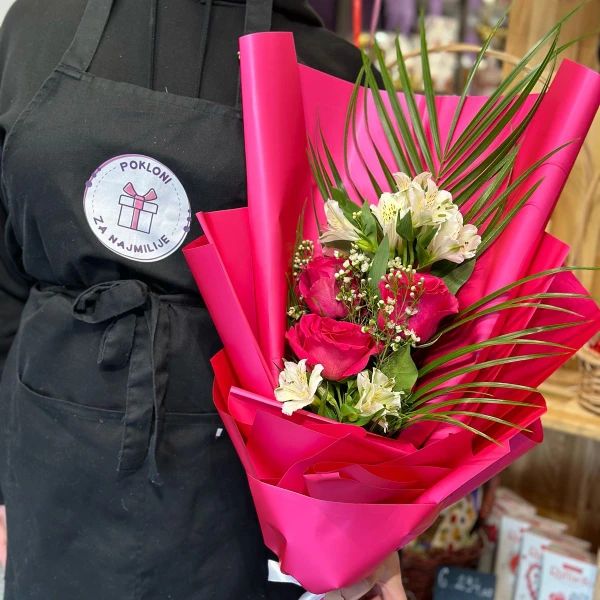 Buket ciklama ruže u elegantom ukrasnom papiru - Slika 1