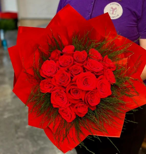 Buket Srce od ruže od svežih crvenih ruža i ukrasnih grančica - Slika 1