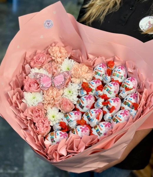 Buket od Kinder jaja i svežeg cveća u obliku srca - Slika 1