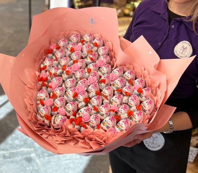 Buket od 51 Kinder jajeta u obliku srca - Slika 1