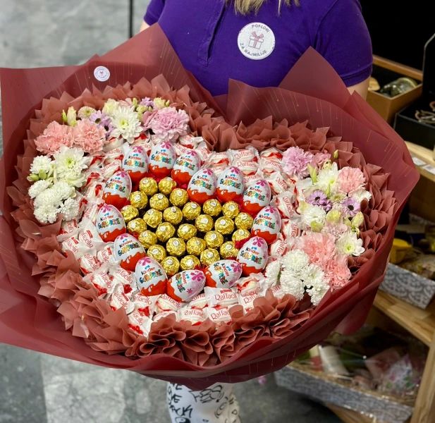 Buket Adel sa Kinder jajima, svežim cvećem i slatkišima - Slika 1