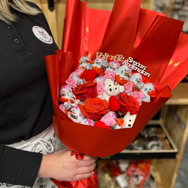 Buket od Kinder jaja sa ružama, igračkom i čestitkom - Slika 1