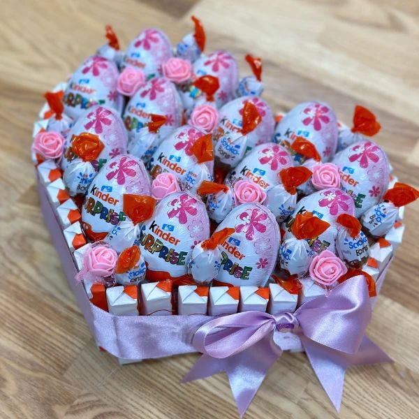 Poklon aranžman Kinder srce sa 14 Kinder jaja - Slika 1