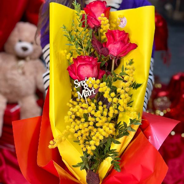 Buket sa ekvadorskim ružama i mimozom - Slika 1