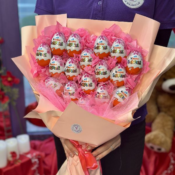 Ružičasti buket sa kinder jajima - Slika 1